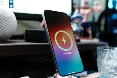 漳州苹果15换屏服务分享用什么充电器给iPhone15充电更好 